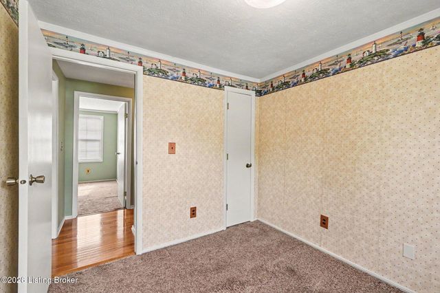 8617 Montrie Ct, Louisville, KY 40219
