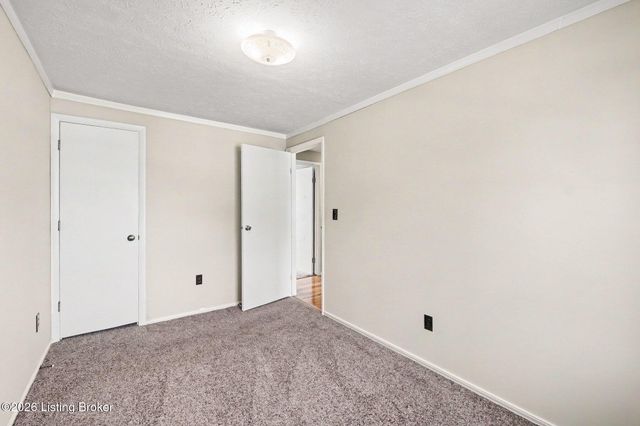 8617 Montrie Ct, Louisville, KY 40219