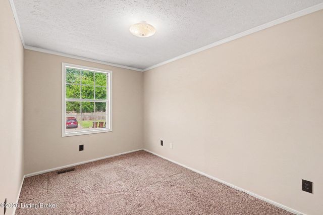 8617 Montrie Ct, Louisville, KY 40219