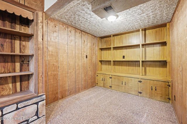 8617 Montrie Ct, Louisville, KY 40219
