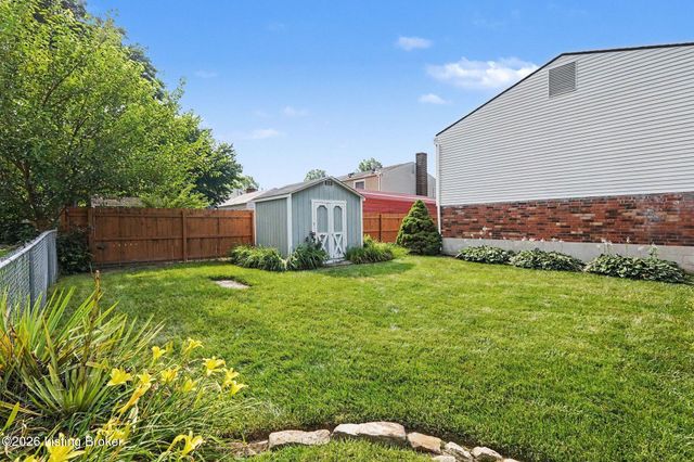 8617 Montrie Ct, Louisville, KY 40219