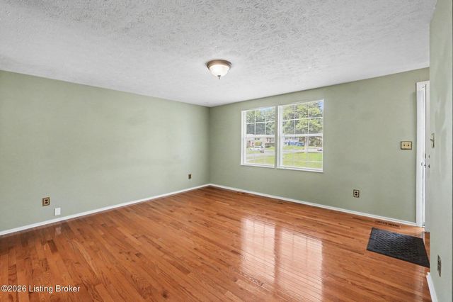 8617 Montrie Ct, Louisville, KY 40219
