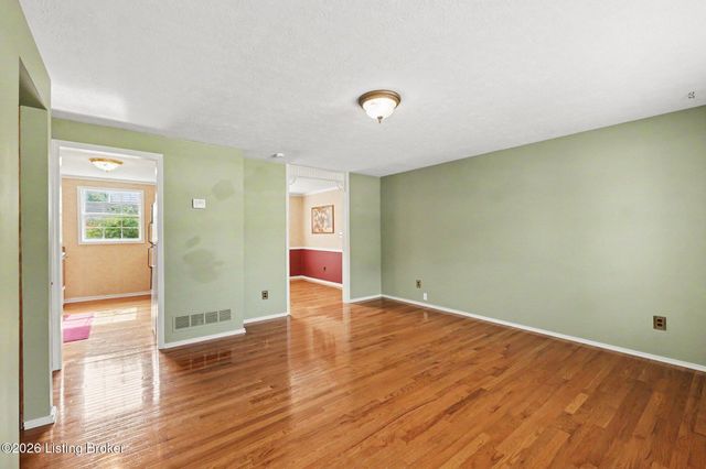 8617 Montrie Ct, Louisville, KY 40219