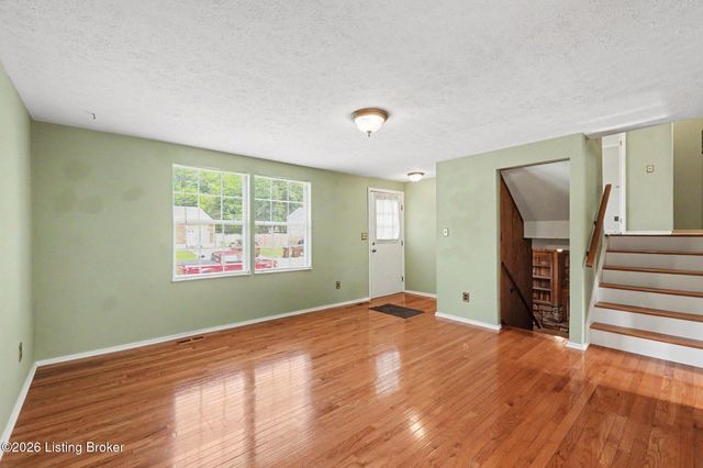 8617 Montrie Ct, Louisville, KY 40219