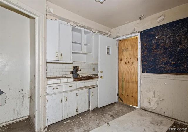 12641 Kelly Road, Detroit, MI 48224