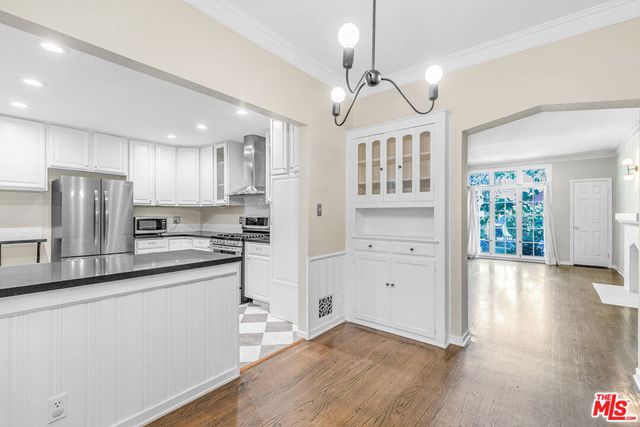 6053 Scenic Avenue, Los Angeles, CA 90068