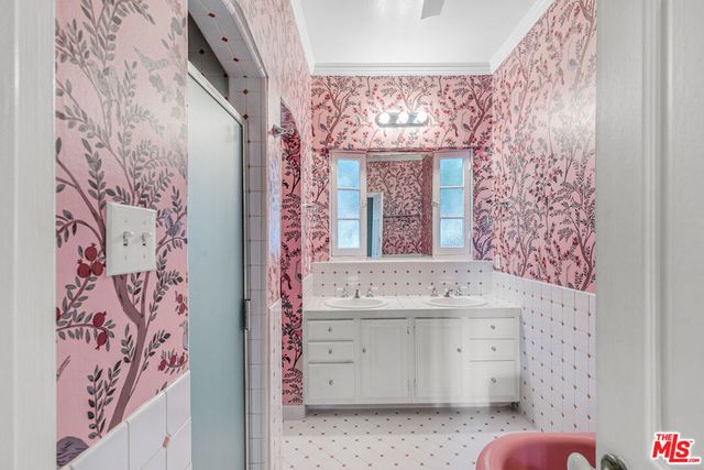 6053 Scenic Avenue, Los Angeles, CA 90068