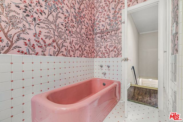 6053 Scenic Avenue, Los Angeles, CA 90068