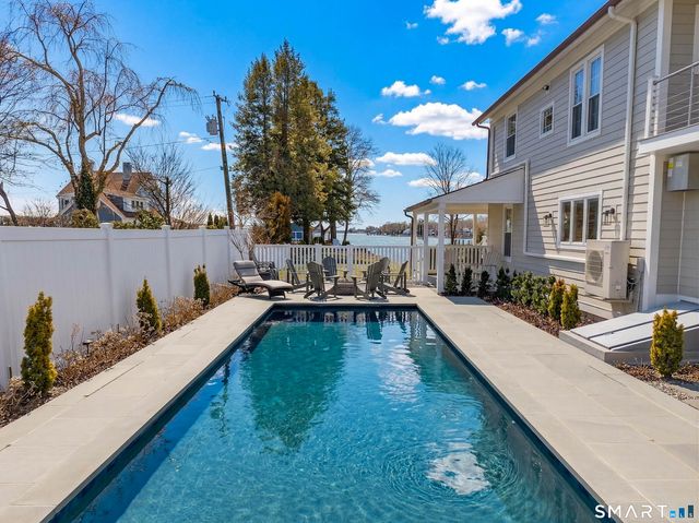 22 Park Drive, Waterford, CT 06385