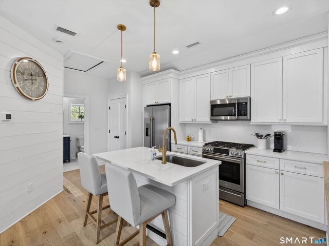 22 Park Drive, Waterford, CT 06385