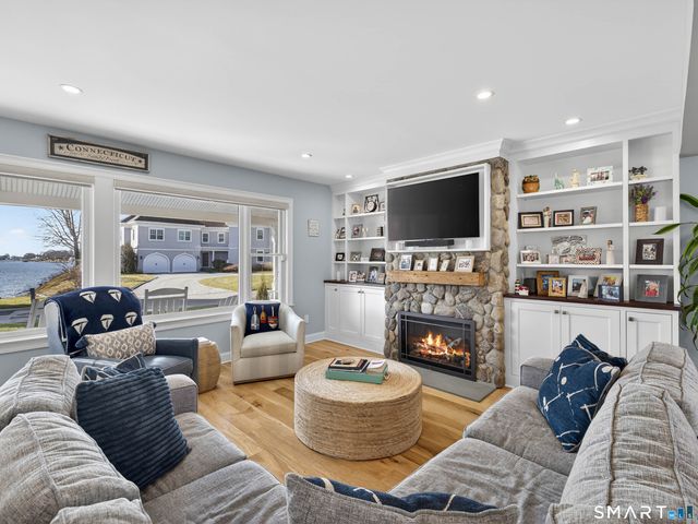 22 Park Drive, Waterford, CT 06385