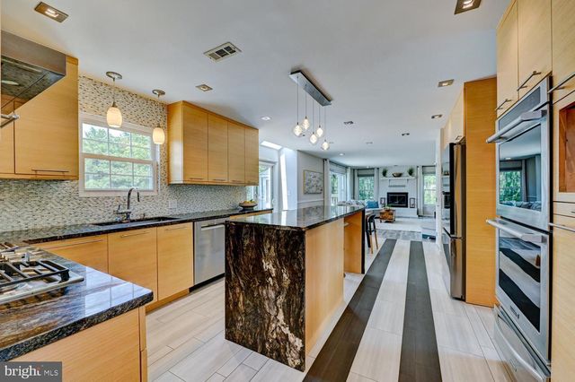 17 FINDLEY LN, West Windsor, NJ 08550