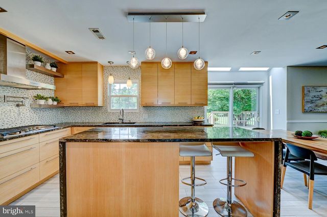 17 FINDLEY LN, West Windsor, NJ 08550