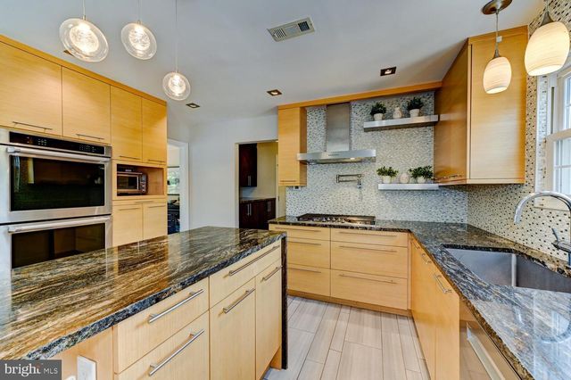 17 FINDLEY LN, West Windsor, NJ 08550
