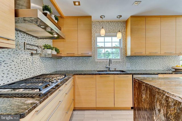 17 FINDLEY LN, West Windsor, NJ 08550