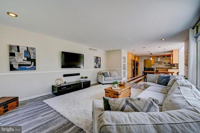17 FINDLEY LN, West Windsor, NJ 08550