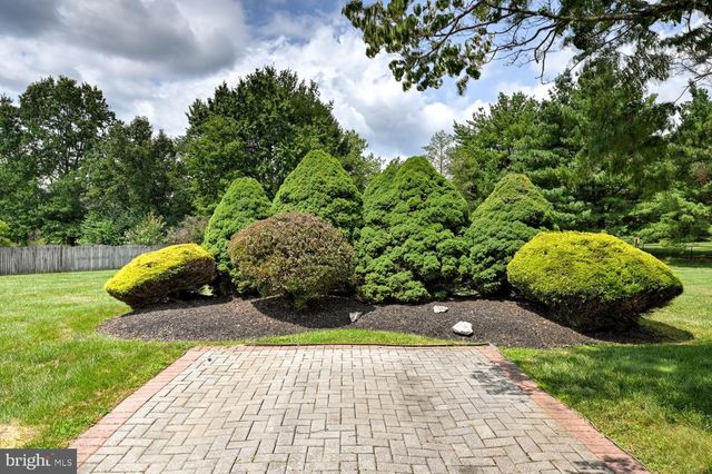 17 FINDLEY LN, West Windsor, NJ 08550