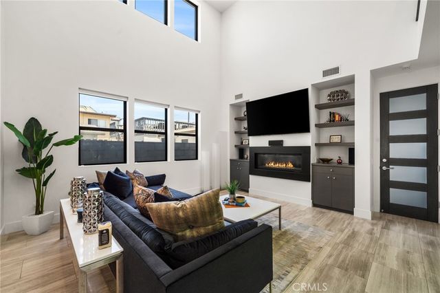 404 10th Street, Huntington Beach, CA 92648
