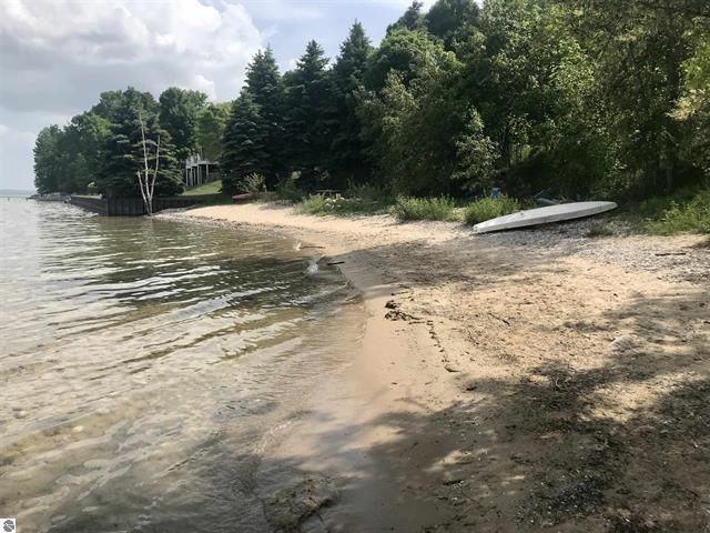 1551 S Donnybrook Road, Suttons Bay Twp, MI 49682