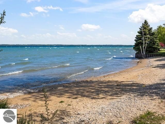 1551 S Donnybrook Road, Suttons Bay Twp, MI 49682