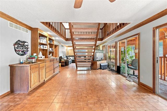1322 S Kings Highway, Independence, MO 64055