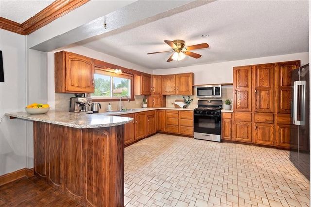 1322 S Kings Highway, Independence, MO 64055