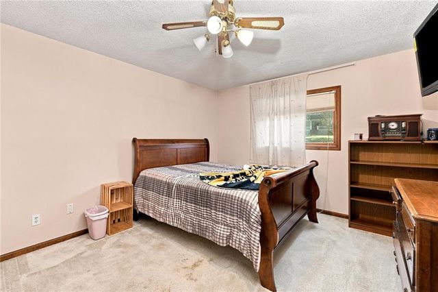1322 S Kings Highway, Independence, MO 64055