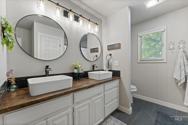 15071 Griffin Ln, Caldwell, ID 83607