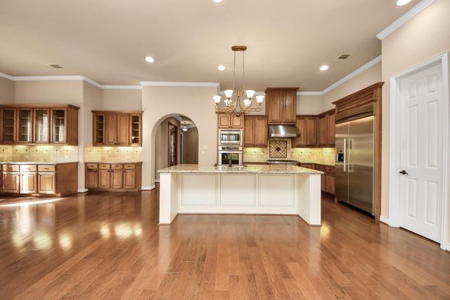 6 Bridgewood Cove Court, The Woodlands, TX 77381