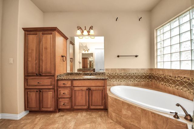 6 Bridgewood Cove Court, The Woodlands, TX 77381