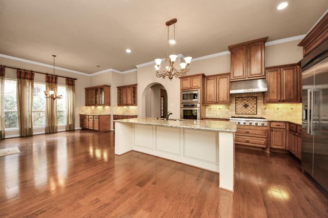 6 Bridgewood Cove Court, The Woodlands, TX 77381