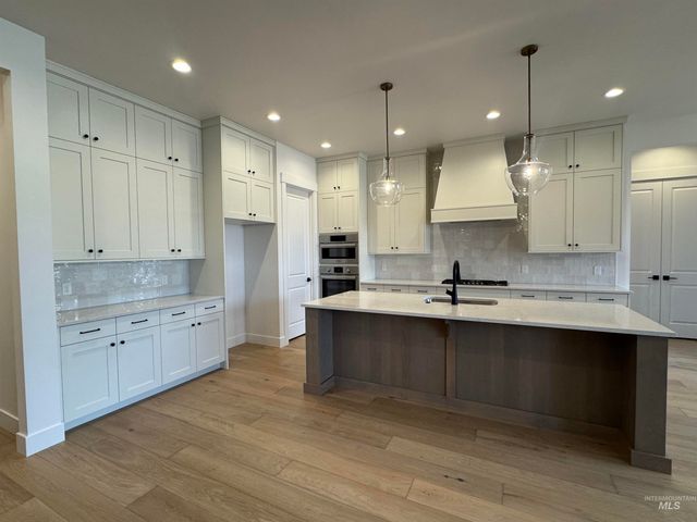 880 W Buroak Dr, Meridian, ID 83642