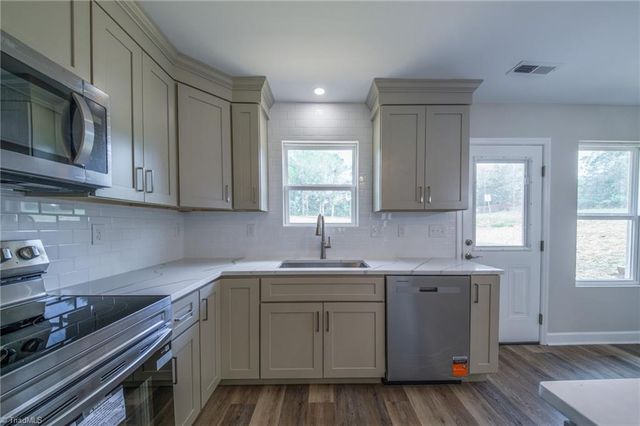 5705 MARSHALLGATE Drive, Winston-salem, NC 27105