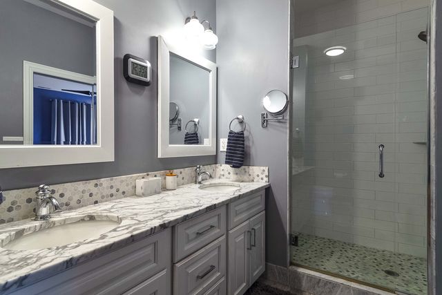 2255 N AVERS Avenue, Chicago, IL 60647