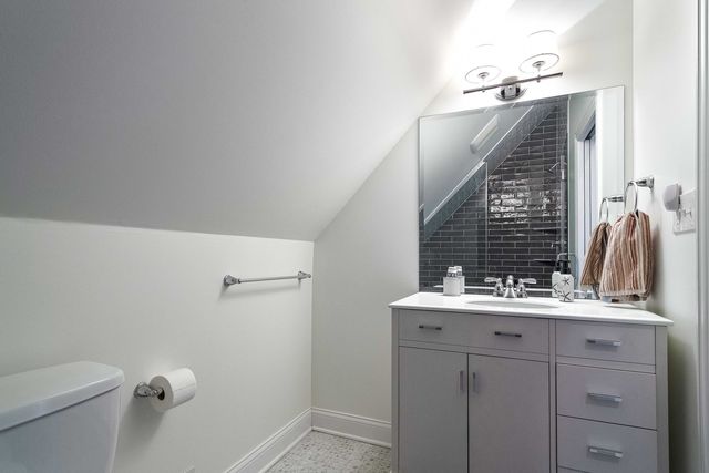 2255 N AVERS Avenue, Chicago, IL 60647
