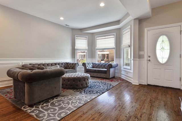 2255 N AVERS Avenue, Chicago, IL 60647