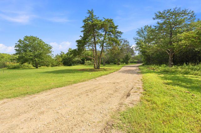 285 Hilltop DR, Dale, TX 78616