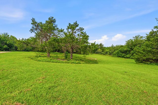 285 Hilltop DR, Dale, TX 78616