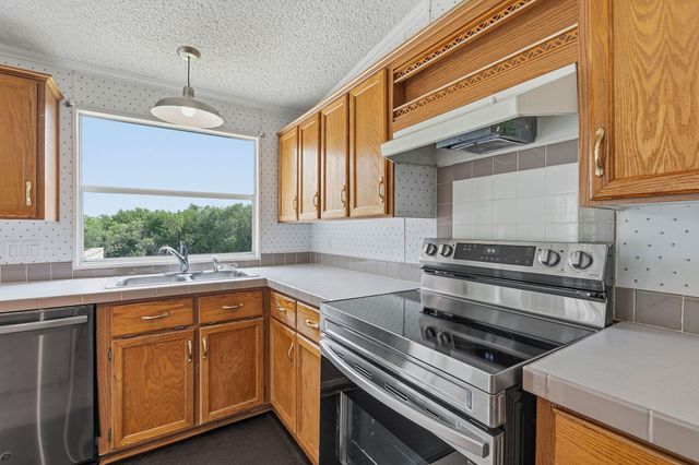 285 Hilltop DR, Dale, TX 78616