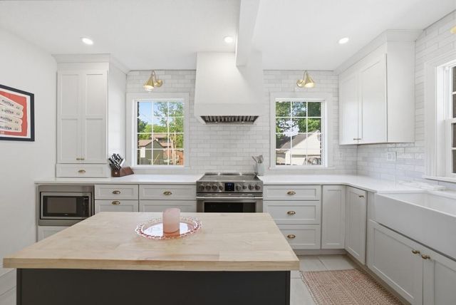 2702 41st Place, Des Moines, IA 50310