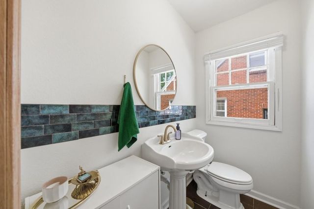 2702 41st Place, Des Moines, IA 50310