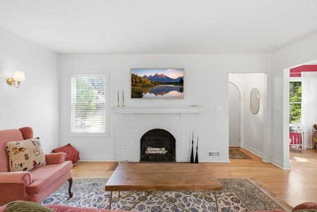 2702 41st Place, Des Moines, IA 50310