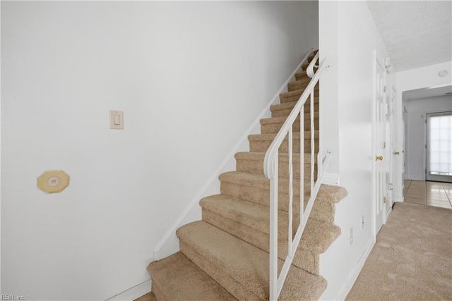 28 N Gawain WAY, Hampton, VA 23669