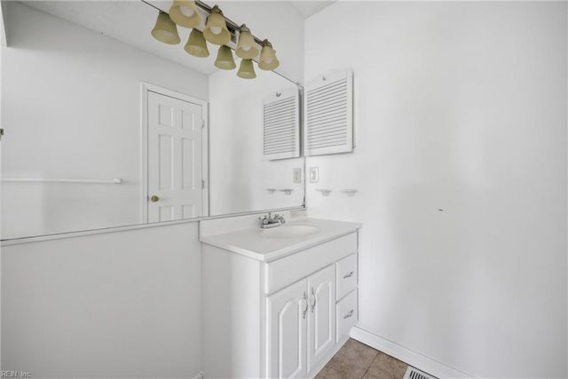 28 N Gawain WAY, Hampton, VA 23669