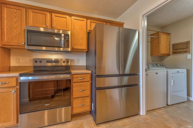 3900 Canyon Rock Court, Evansville, IN 47725