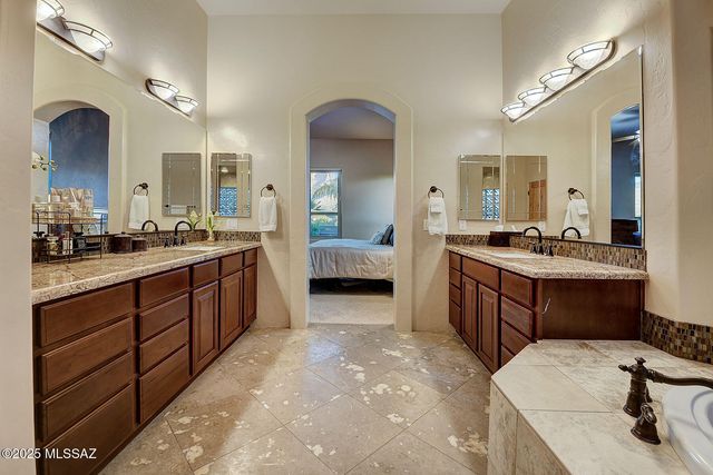 11158 N Pusch Ridge Vistas Drive, Oro Valley, AZ 85737