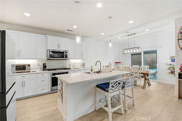 15740 Parry Peak Drive, Fontana, CA 92336