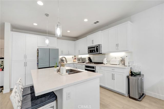 15740 Parry Peak Drive, Fontana, CA 92336