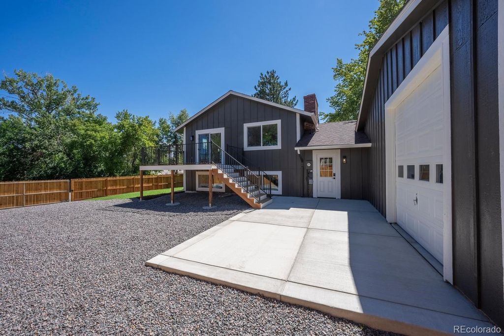 Image 3 of property listing at 7019 W Portland Avenue, Littleton, CO 80128
