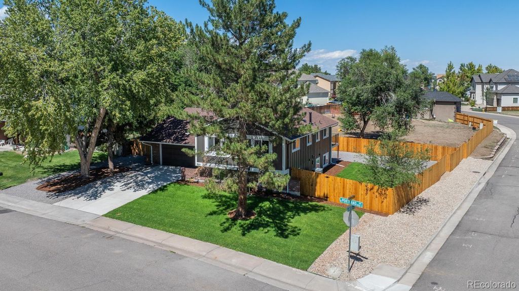 Image 5 of property listing at 7019 W Portland Avenue, Littleton, CO 80128